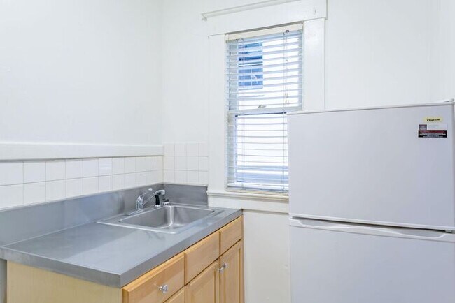 Building Photo - 2066 NW Glisan St