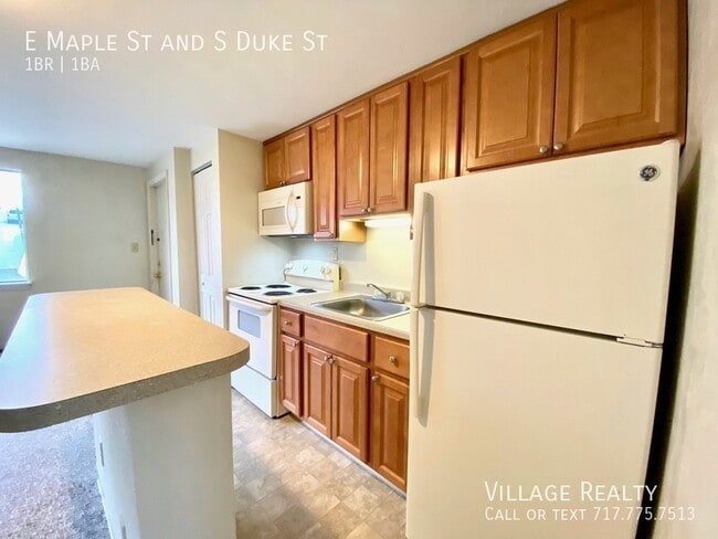 Building Photo - 461 E Maple St