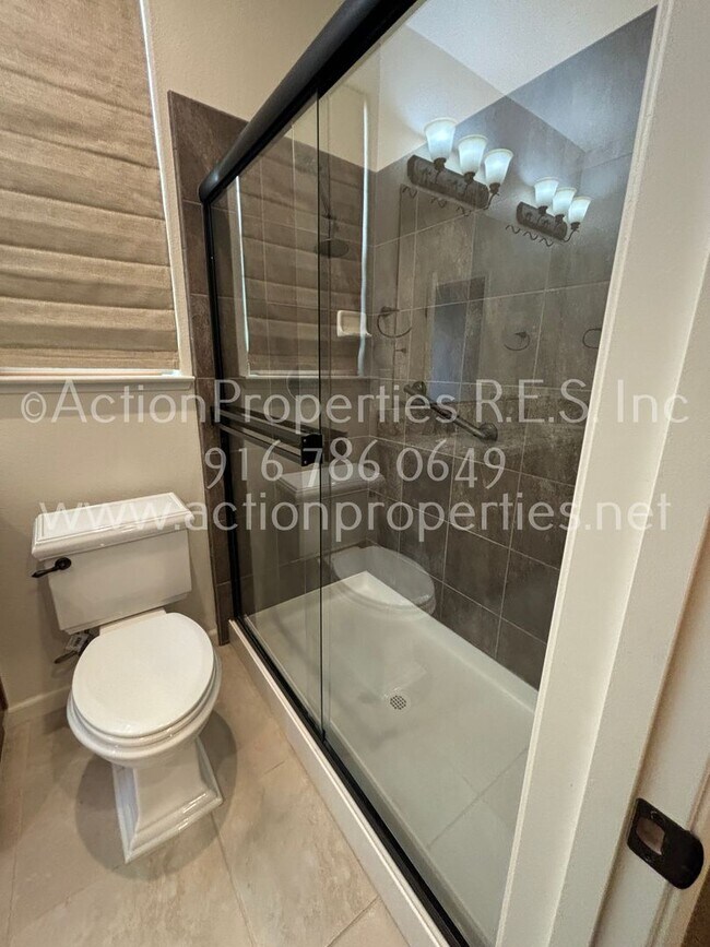 Building Photo - Solar Rocklin Gated Single Story: Close To Shopping 3 Bedroom 2 Bath, Covered Patio, Low Maintena...