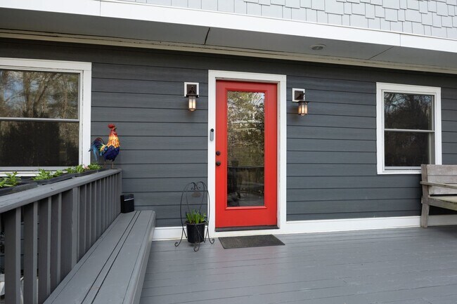 Building Photo - Beautifully renovated large home in CHCCS school district! Available mid-June!
