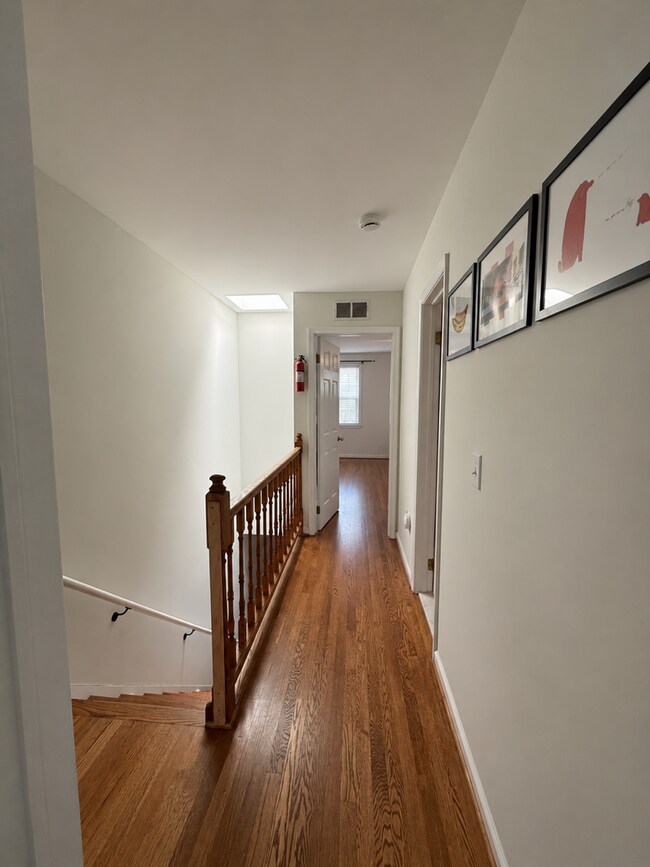 Building Photo - WONDERFUL 2 BEDROOM 1.5 BATH TOWNHOUSE W/ 1-CAR GARAGE!