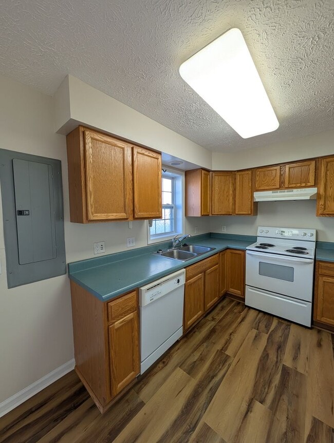 Building Photo - Great Location Swannanoa Townhome