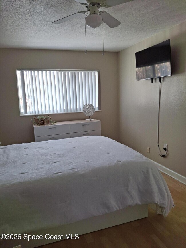 Building Photo - 7165 Ridgewood Ave