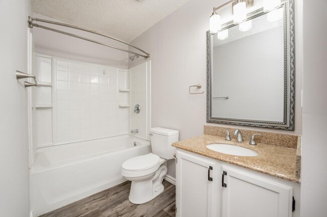Building Photo - Cute 3 bedroom house near shopping, restau...