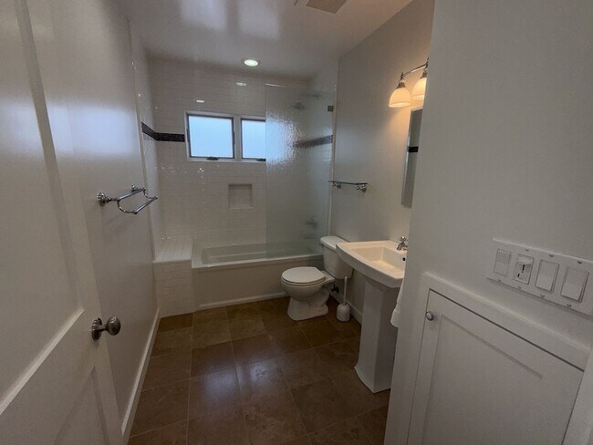 Building Photo - Front Burbank Hillside 3brm, 3bath Residence.  Exclusive use of back area and garage.
