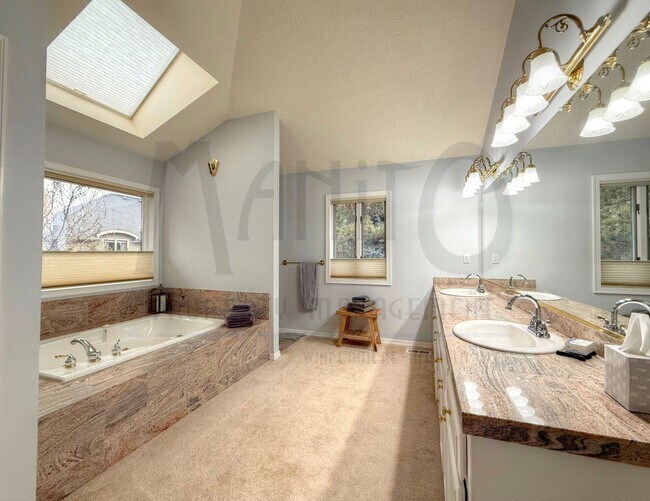 Building Photo - Elegant & Sprawling South Hill Home