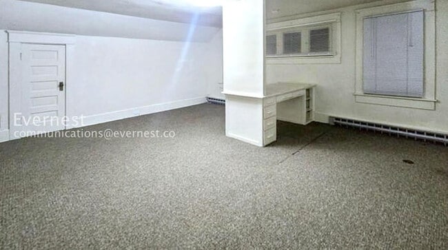 Building Photo - 4 Bed, 2 Bath Home with Fenced Yard / Vouchers Accepted