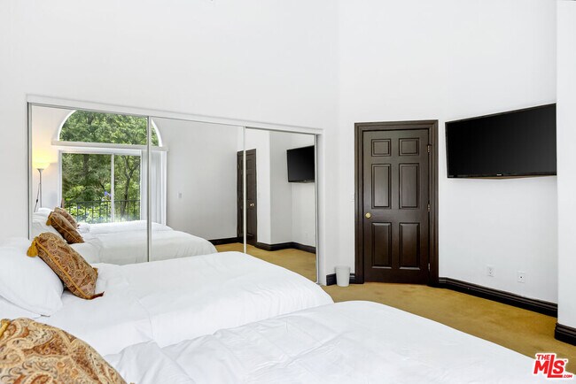 Building Photo - 3030 Passmore Dr