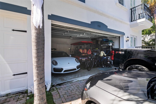 Building Photo - 732 NE 15th Ave