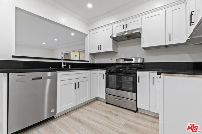 Building Photo - 330 E Dryden St