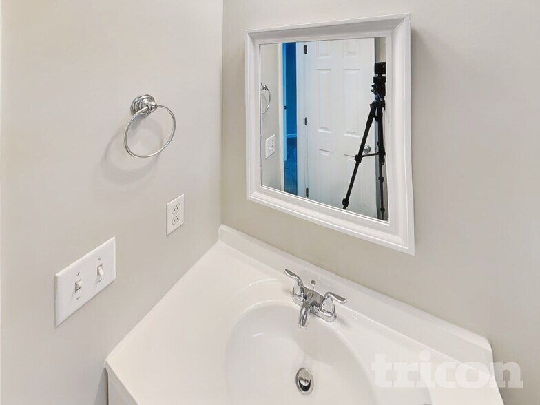 Building Photo - 716 Hallcrest Ct