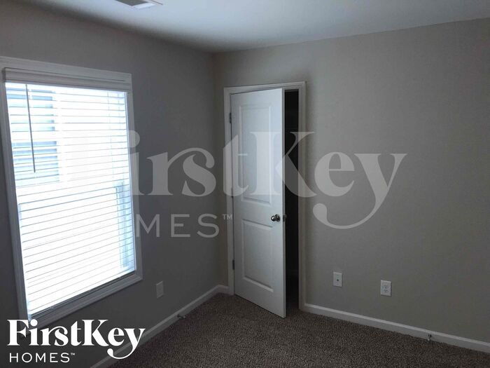 Building Photo - 28 E Newnan Rd