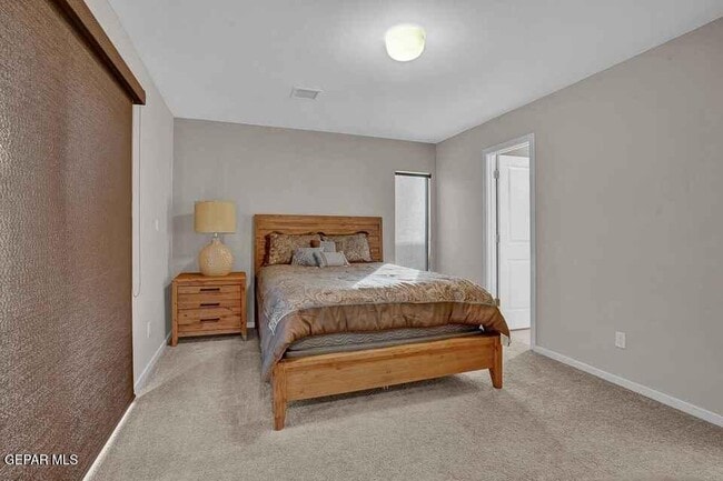 Building Photo - 4016 Camelot Heights Dr