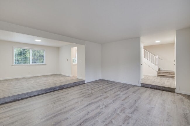 Building Photo - Beautifully Remodeled 4-Bedroom Home in Kenmore for Rent