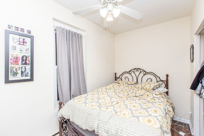 Building Photo - Wicker Park 1bed/1bath in AMAZING LOCATION! Internet & Laundry Included!