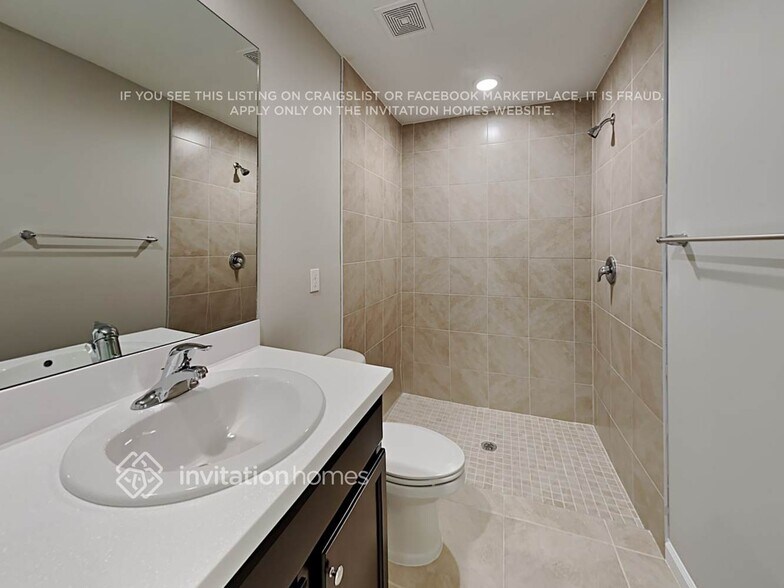 Building Photo - 560 SW Nagle Pl