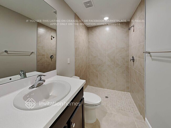 Building Photo - 560 SW Nagle Pl