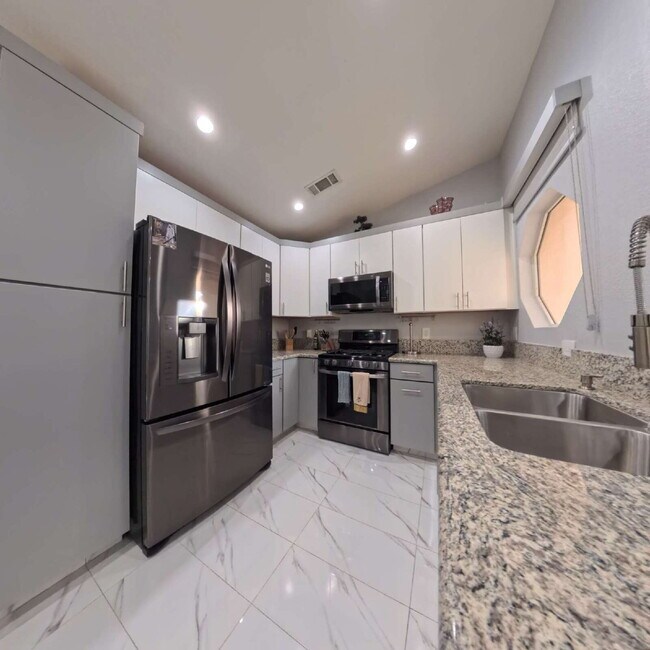 Building Photo - 1 BED 1 BATH CONDO 2nd FLOOR AT OPULENCE!