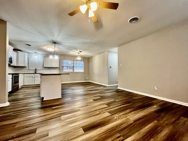 Building Photo - Beautiful 3 Bedroom 2 Bath Home