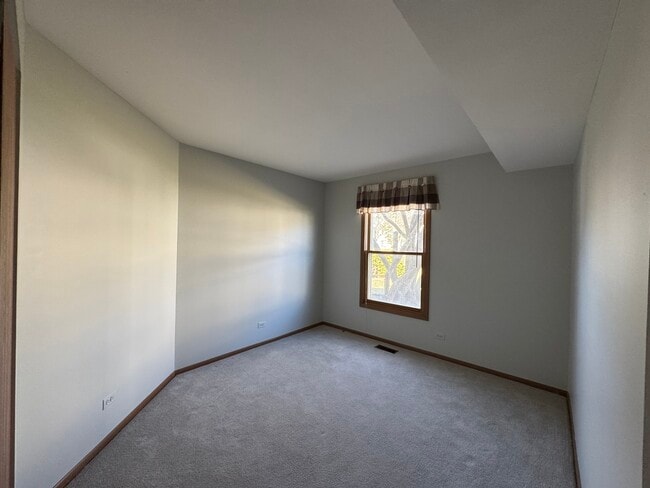 Building Photo - 1871 Fox Run Dr