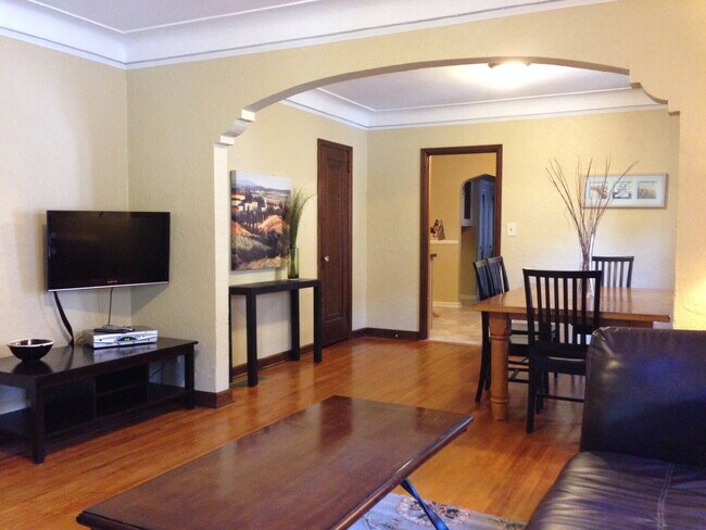 Building Photo - Spacious 3-Bedroom Duplex with Garage and 2 bathrooms in Minneapolis!