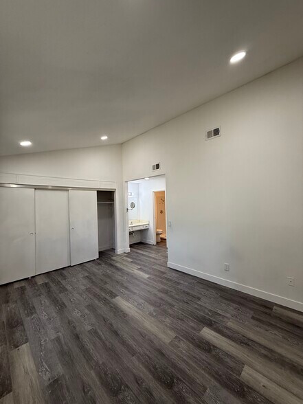 Building Photo - 5678 Surrey Ln