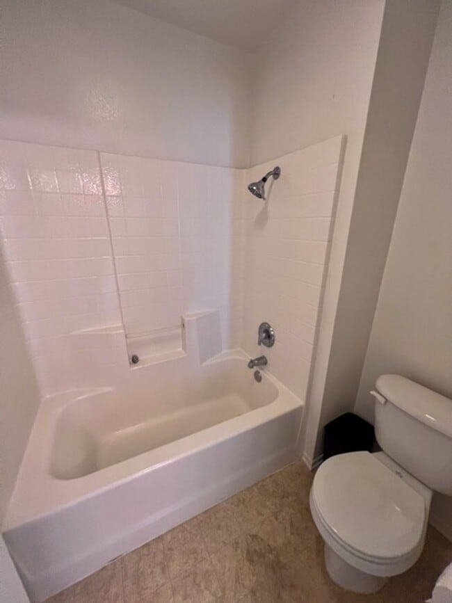 Building Photo - Large 4 bedroom Murrieta home with a loft ...