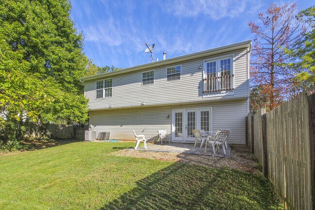 Building Photo - FENCED IN YARD!!!  Beautiful 4/3 UPDATED SF Home in Gaithersburg