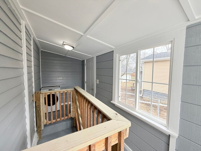 Building Photo - Newly Remodeled 2 BR/1 BA Home!