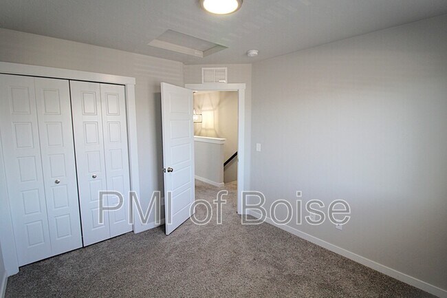 Building Photo - 960 S Nautilus Ave