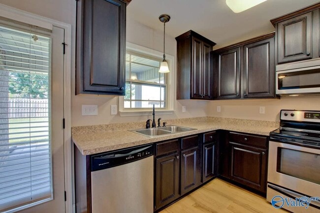 Building Photo - 5010 Montauk Trail SE