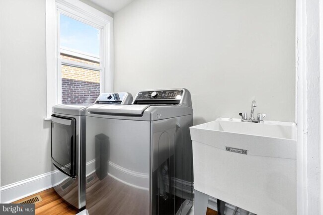 Building Photo - 624 St Joseph St