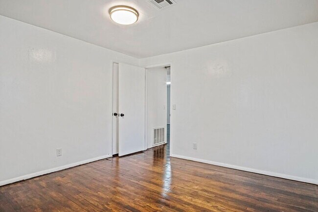 Building Photo - 1041 Hickory Ln