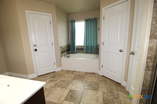 Building Photo - 1128 Pheasant Cir