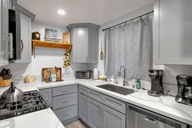 Building Photo - Remodeled 2 Bed / 1 Bath Near Bear Mountain & Golf Course