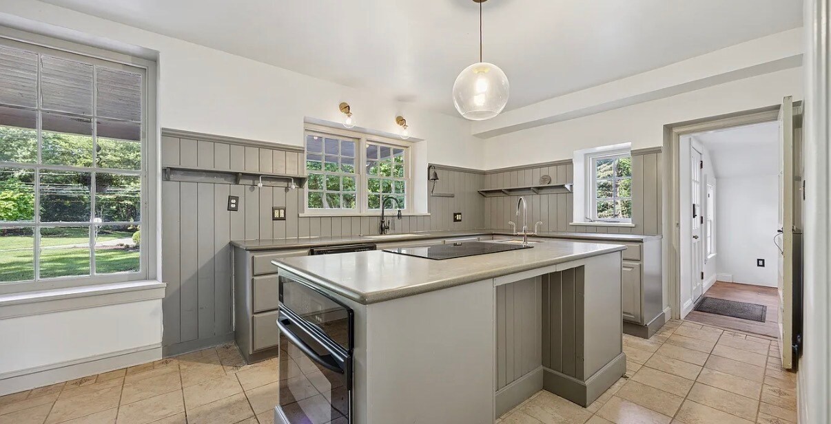 Building Photo - 547 Concord Rd