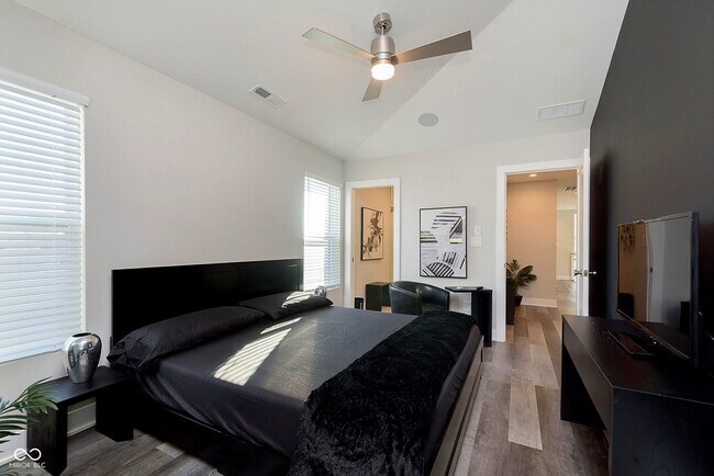 Building Photo - 429 W 86th St