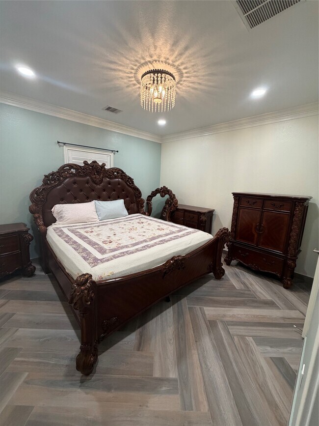 Building Photo - 5525 Swan Dr