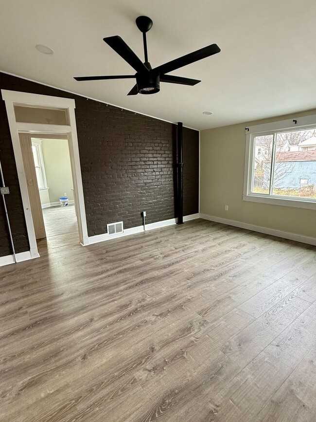 Building Photo - Spacious and fully renovated 2 bedroom unit