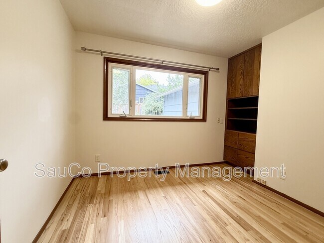 Building Photo - 4751 SW 53rd Ave
