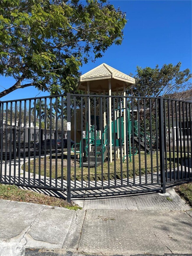 Building Photo - 1044 NE 42nd Terrace