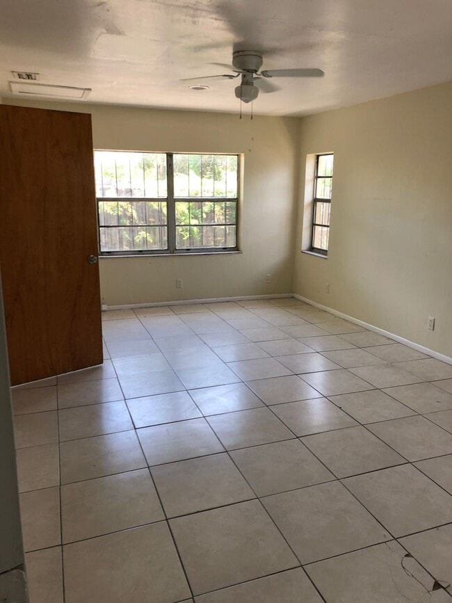 Building Photo - Large 4-2 house with central air and hooku...