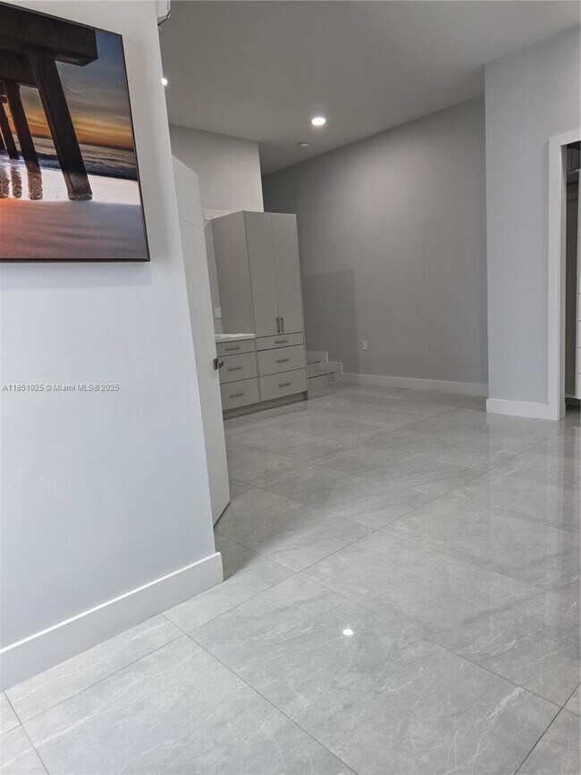 Building Photo - 81 S Royal Poinciana Blvd