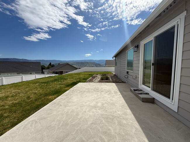 Building Photo - Now renting 3-bedroom House, to view this and other rentals go to www.stillproperties.com