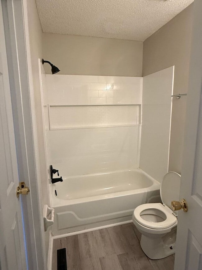 Building Photo - 3 bedroom, 1.5 bath Townhouse