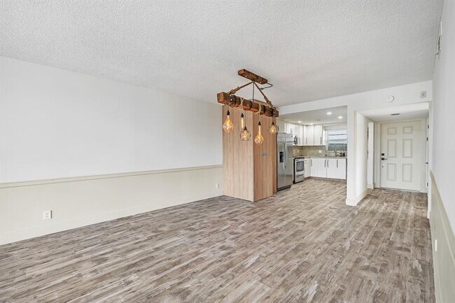 Building Photo - 3051 NE 48th St
