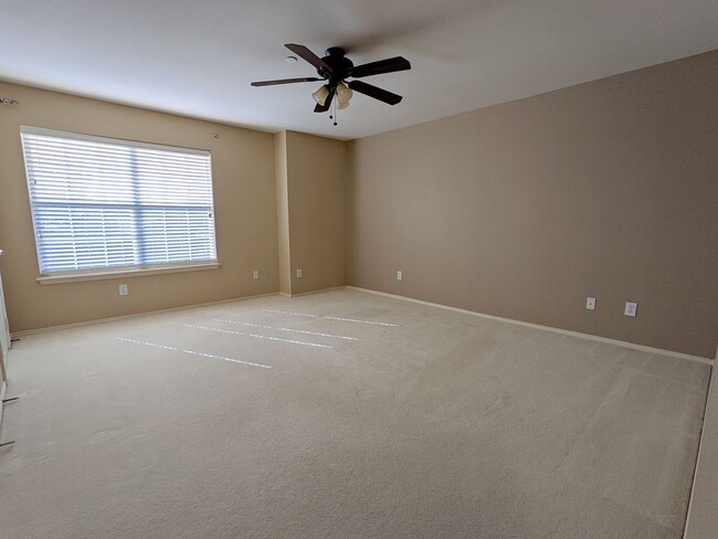 Building Photo - Lovely townhome