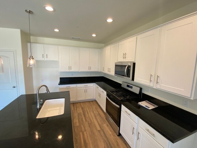 Building Photo - Gorgeous NEWER home between Tulare and Vis...