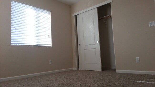 Building Photo - Beautiful 3 bedroom 2.5 bathroom home for rent in Lincoln!