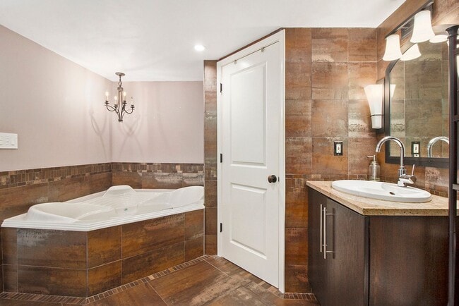 Building Photo - CLASSIC COLONIAL ELEGANCE WITH LAKESIDE SE...